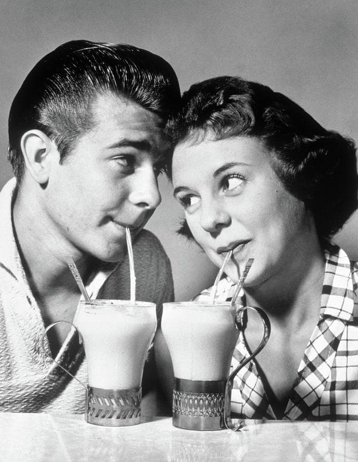 Couple amoureux sirotant un milkshake