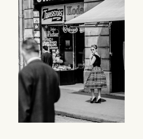 Femme qui se retourne dans la rue