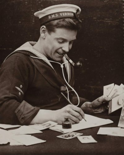 Homme écrivant des lettres